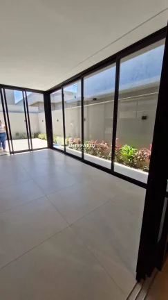 Imagem Casa térrea em condomínio fechado