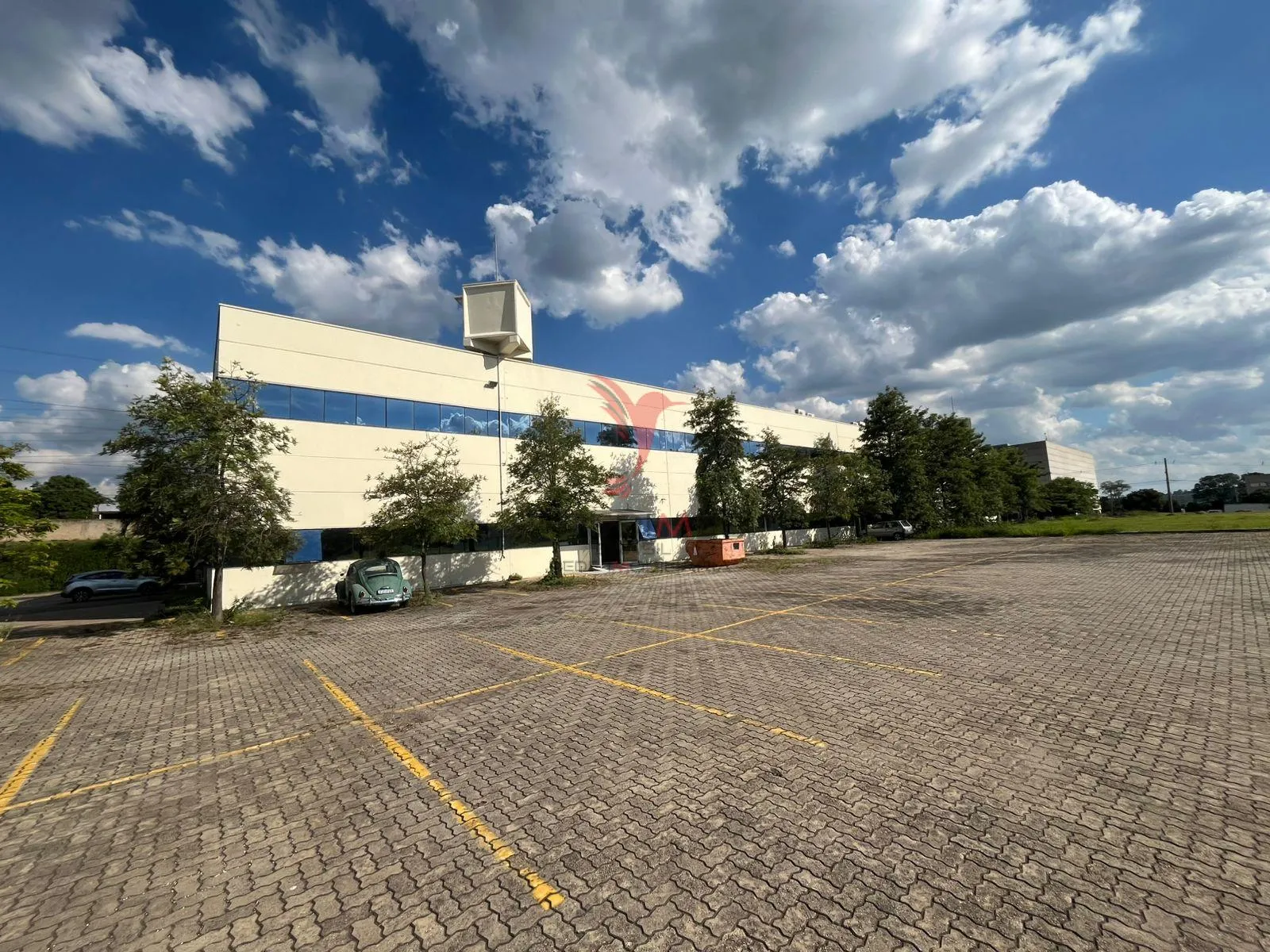Imagem Vendo excelente Prédio COMERCIAL/INDUSTRIAL em condomínio fechado com total segurança 24 h