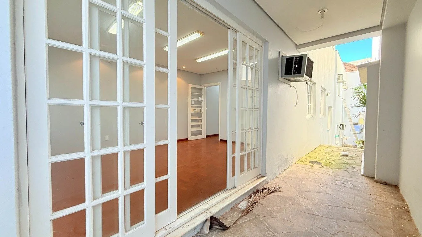 Imagem CASA 230m² 5 QUARTOS/SALAS, 3 VAGAS DE GARAGEM - USO RESIDENCIAL OU COMERCIAL