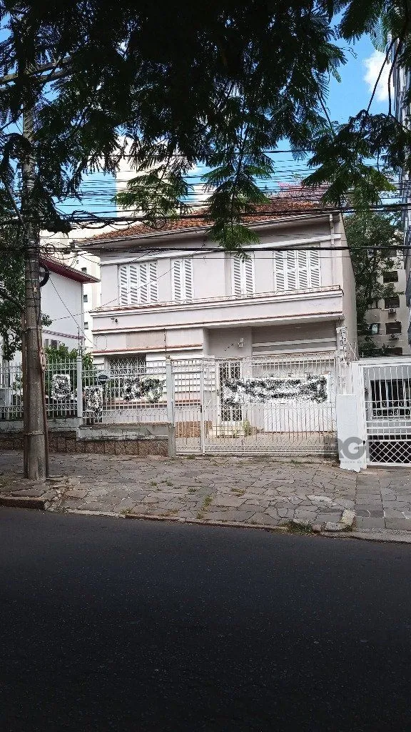 Imagem Casa Espaçosa de 3 Dormitórios à Venda no Bairro Moinhos De Vento!
