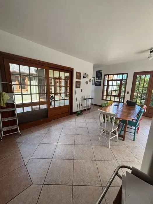 Imagem Residência de Luxo em Condomínio Fechado com 4 Dormitórios, 3 Suítes e Área de Lazer Privativa - São Lucas, Viamão/RS