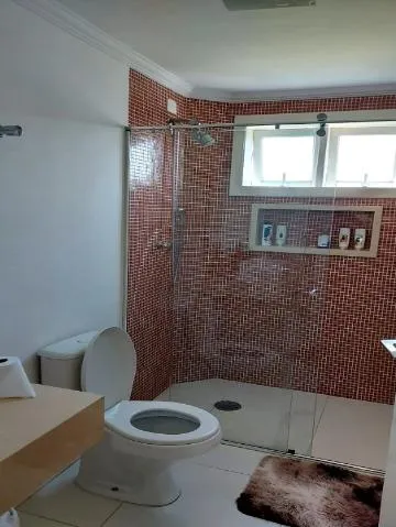 Imagem VENDA DE SOBRADO NO CONDOMÍNIO ARUJAZINHO IV, EM ARUJÁ/SP, 200m² com 5 suítes, ambientes claros, churrasqueira e vista privilegiada. CONSULTE-NOS