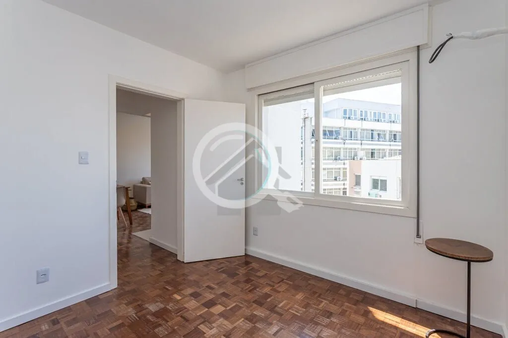 Imagem Apartamento de 1 Dormitório REFORMADO e semi mobiliado no bairro Petrópolis. Andar alto, 40,5m2 de...