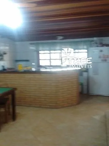 Imagem LOCAÇÃO DE CASA RESIDENCIAL/COMERCIAL NO CENTRO DE ARUJÁ/SP, com 2 quartos, sala c/ 2 ambientes, varanda na frente e nos fundos e 1 vaga. CONSULTE-NOS