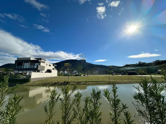 Imagem Casa com fundo lago no Condomínio Reserva da Pedra