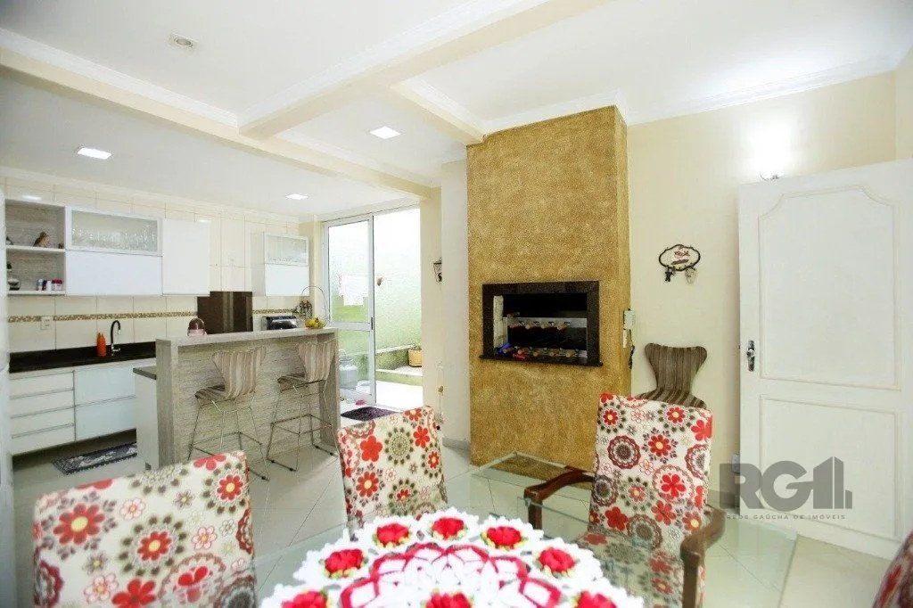 Imagem Excelente casa de 235m² com 4 dormitórios e 3 vagas no bairro Azenha.