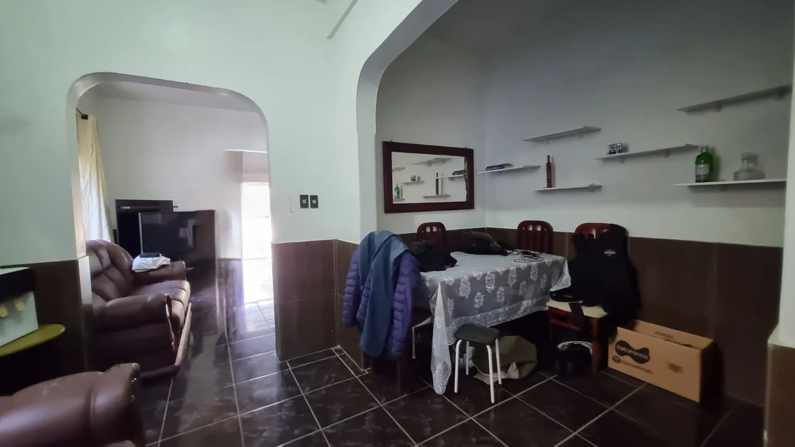 Imagem Casa Residencial de 2 pisos com 3 dormitórios , 2 banheiros + 1anexo com 2 aptos JKs , construído nos fundos do terreno no bairro Cidade Baixa/Azenha em Porto Alegre/RS.