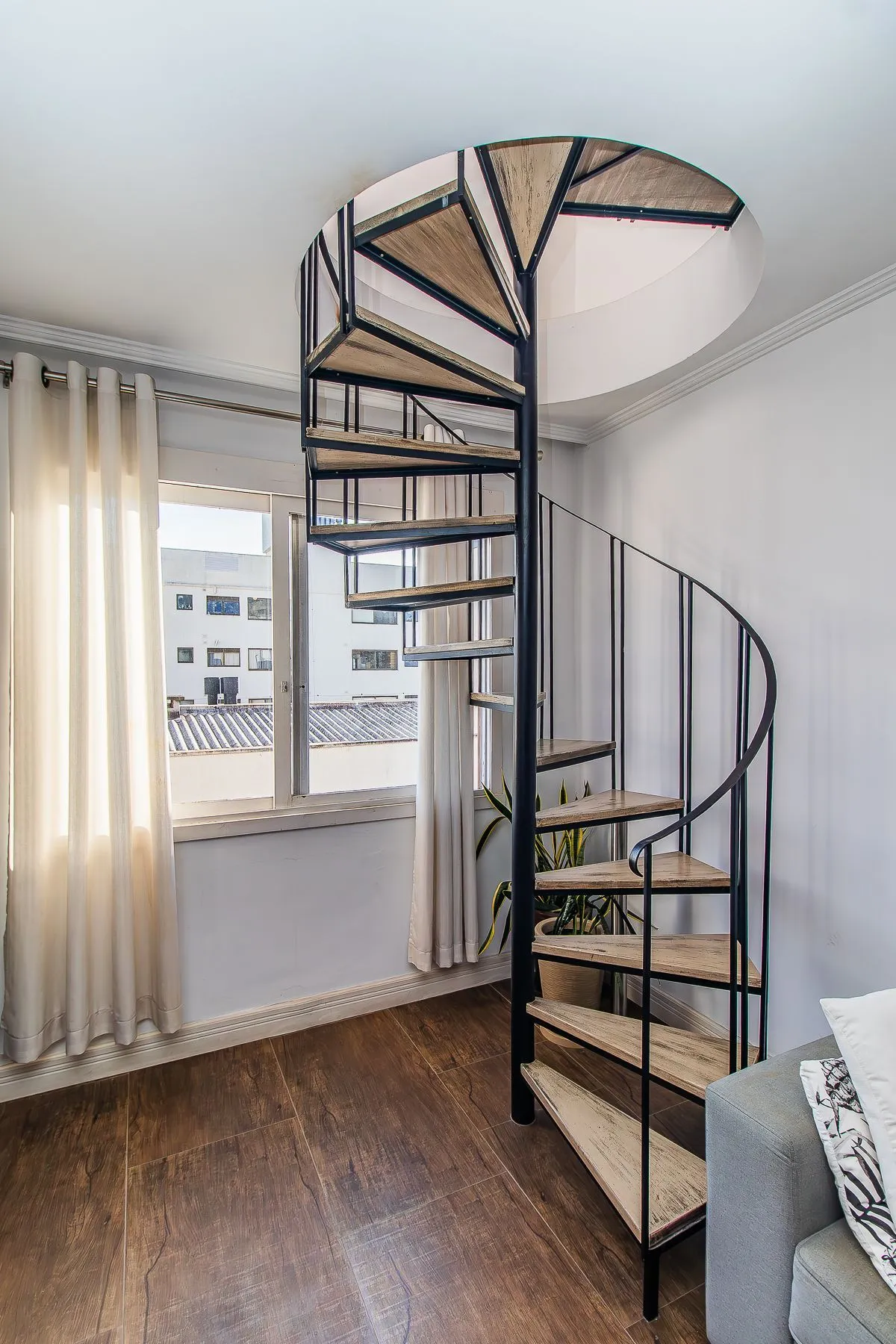 Imagem Amplo apartamento duplex com 2 dormitórios e 1 vaga de garagem.