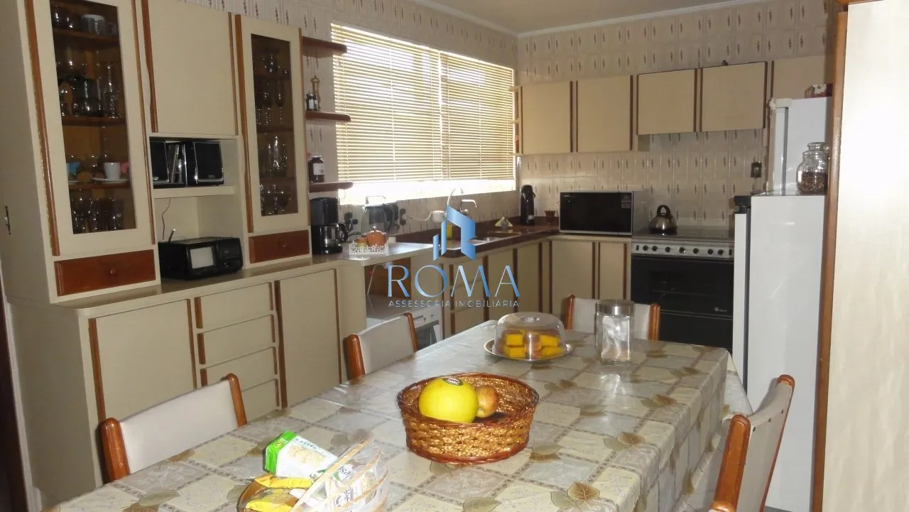 Imagem Casa à Venda no Centro de Santa Maria com 5 Dormitórios, Piscina e Salão de Fest