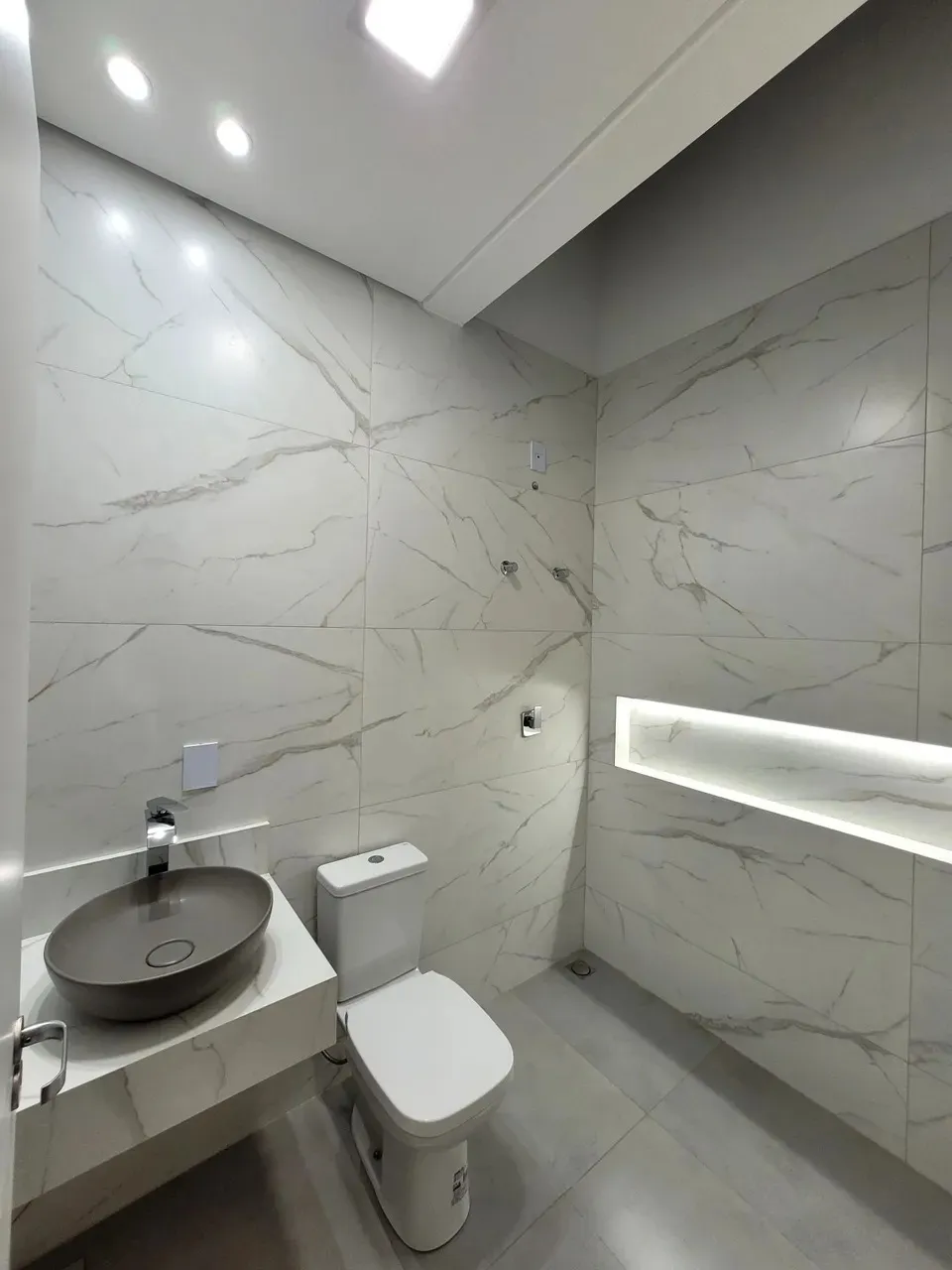 Imagem Casa em Condomínio de Luxo com 3 Suítes em Cajuru do Sul, Sorocaba-SP: 122m², 3 Quartos, 1 Sala e 2 Vagas de Garagem!