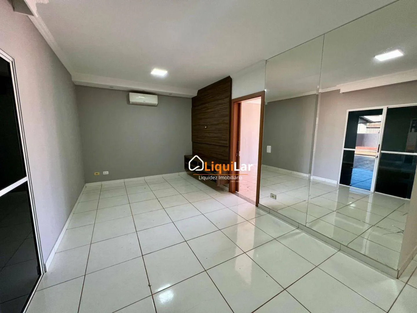 Imagem Casa Térrea à Venda no Condomínio Villa de Espanha com Suíte, Varanda Gourmet e Energia Fotovoltaica