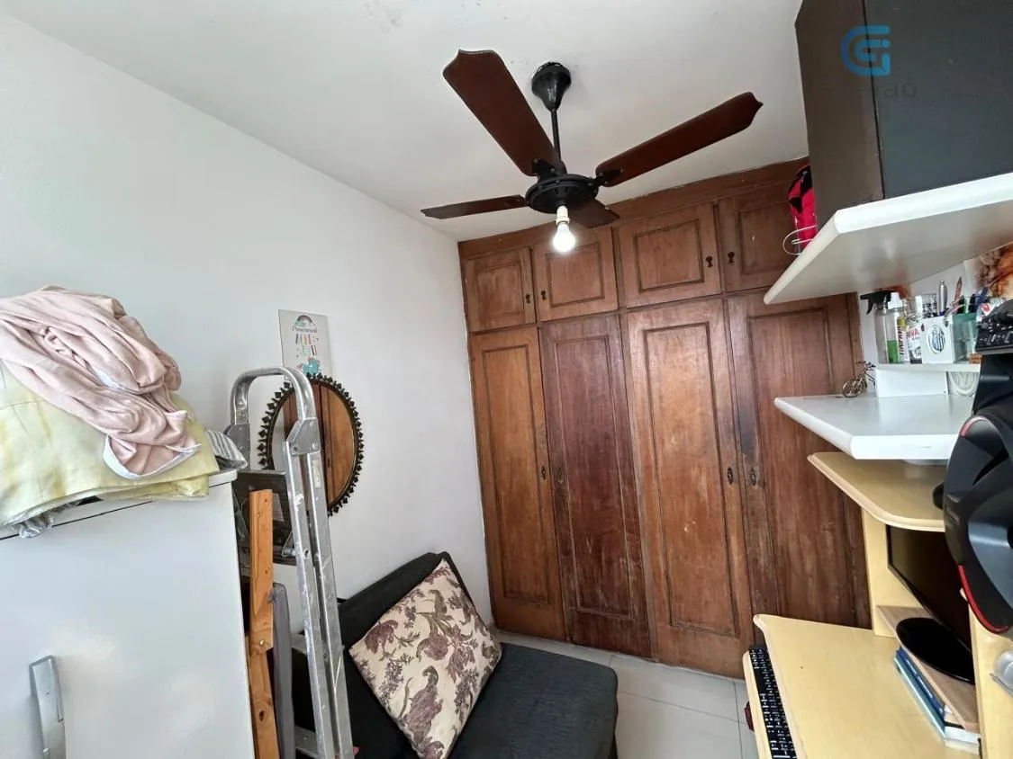 Imagem Vendo Amplo Apartamento 03 dormitórios, 01 Suíte, Dependência de Serviço Completa e Garagem demarcada, Frente para a rua, no Boqueirão, Santos