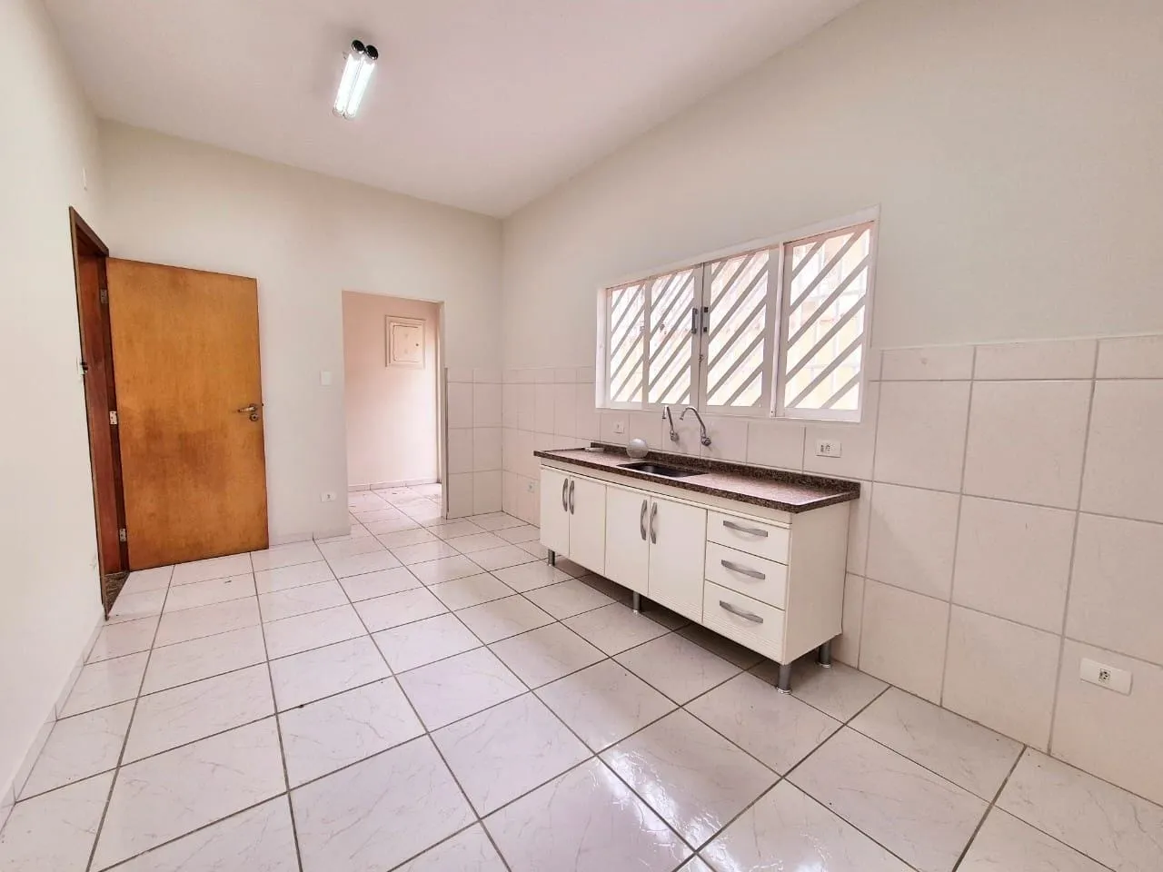 Imagem Oportunidade Imperdível: Casa Comercial a 5 Min do Centro, Perfeita para Empresas com Ampla Estrutura e Localização Estratégica
