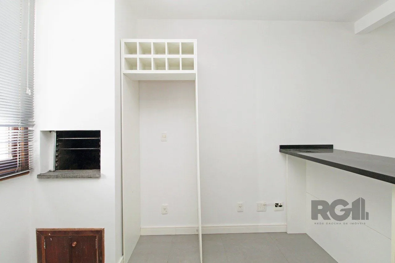 Imagem Apartamento de 2 dormitórios e 1 vaga de garagem no bairro Santana em PoA