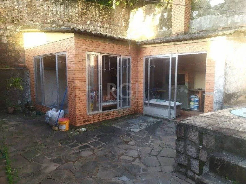 Imagem Casa com 03 dormitórios, churrasqueira, pátio com piscina e 5 vagas de garagem no bairro Menino Deus