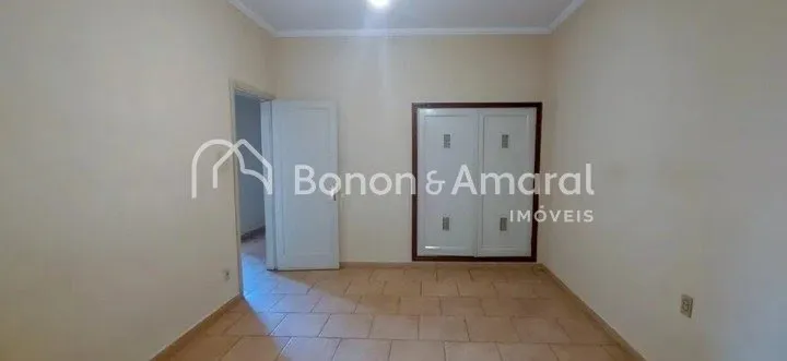 Imagem Casa com 3 Quartos sendo 1 suíte e 3 banheiros à Venda, 211 m²
