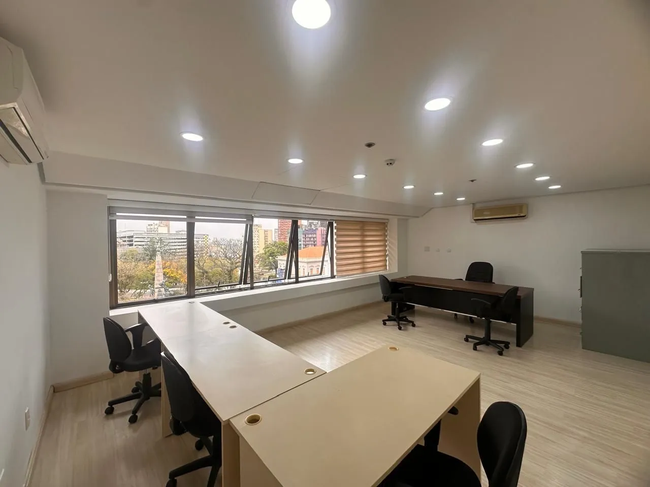 Imagem Belíssima Sala Comercial no Centro Histórico de Porto Alegre.