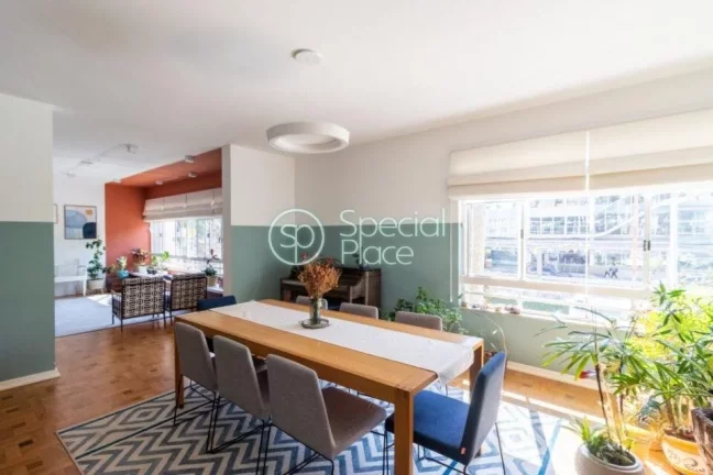 Imagem Apartamento de alto padrão com 291m², 5 dormitórios ( 1 suíte ) e 1 vaga na garagem. Hall privat...