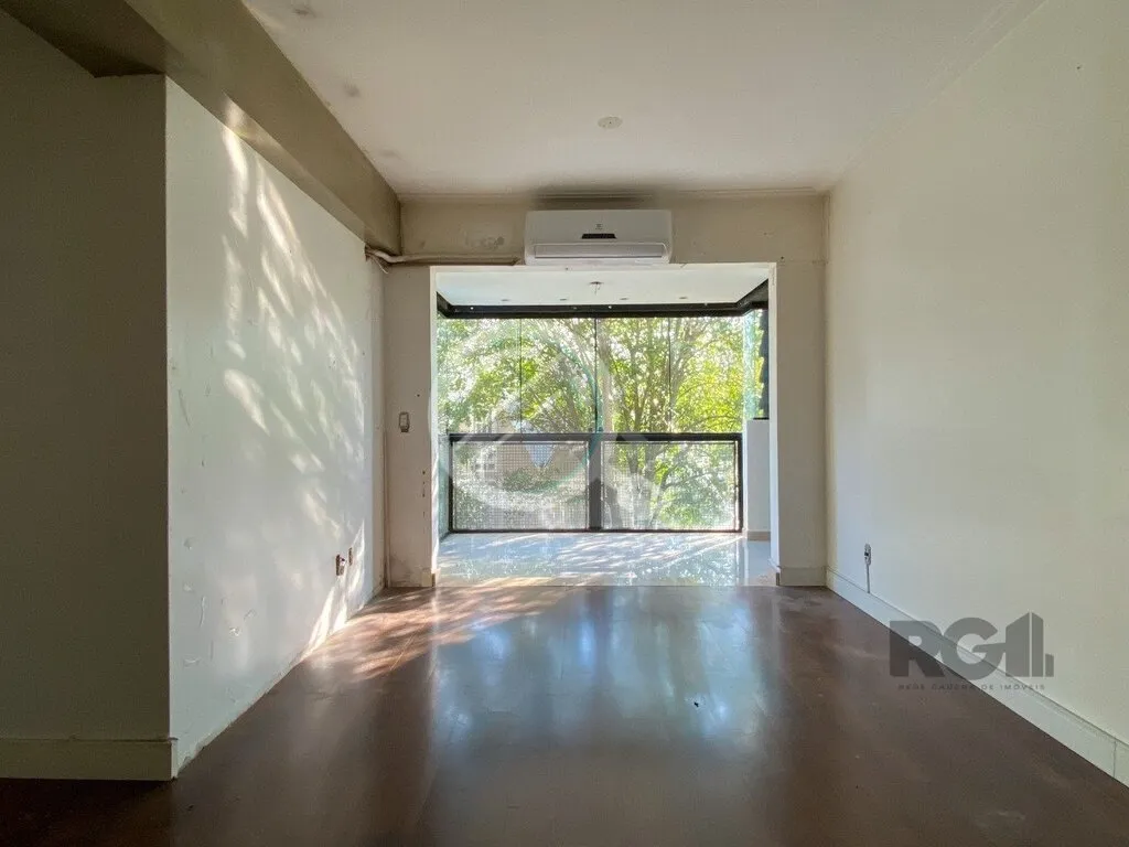 Imagem Apartamento de 75m², 2 dormitórios, living amplo em L com sacada integrada, churrasqueira na sacad...