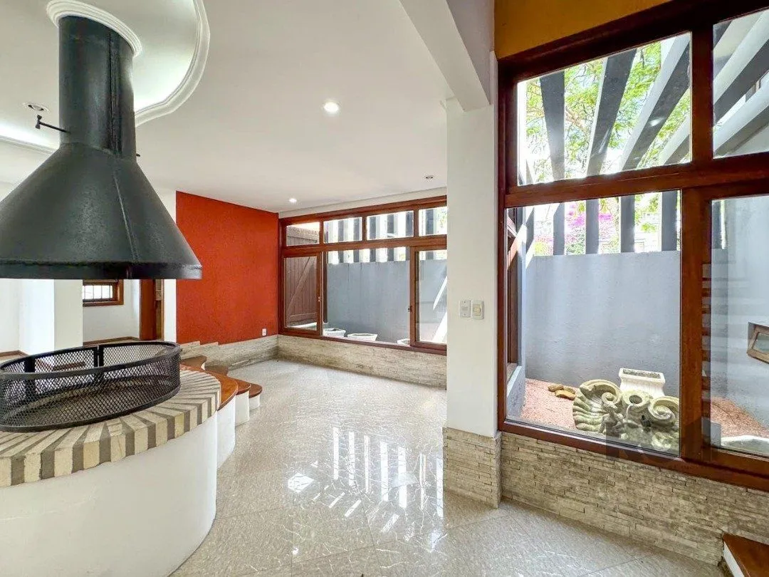 Imagem Com 4 suítes espaçosas, incluindo uma master com closet,