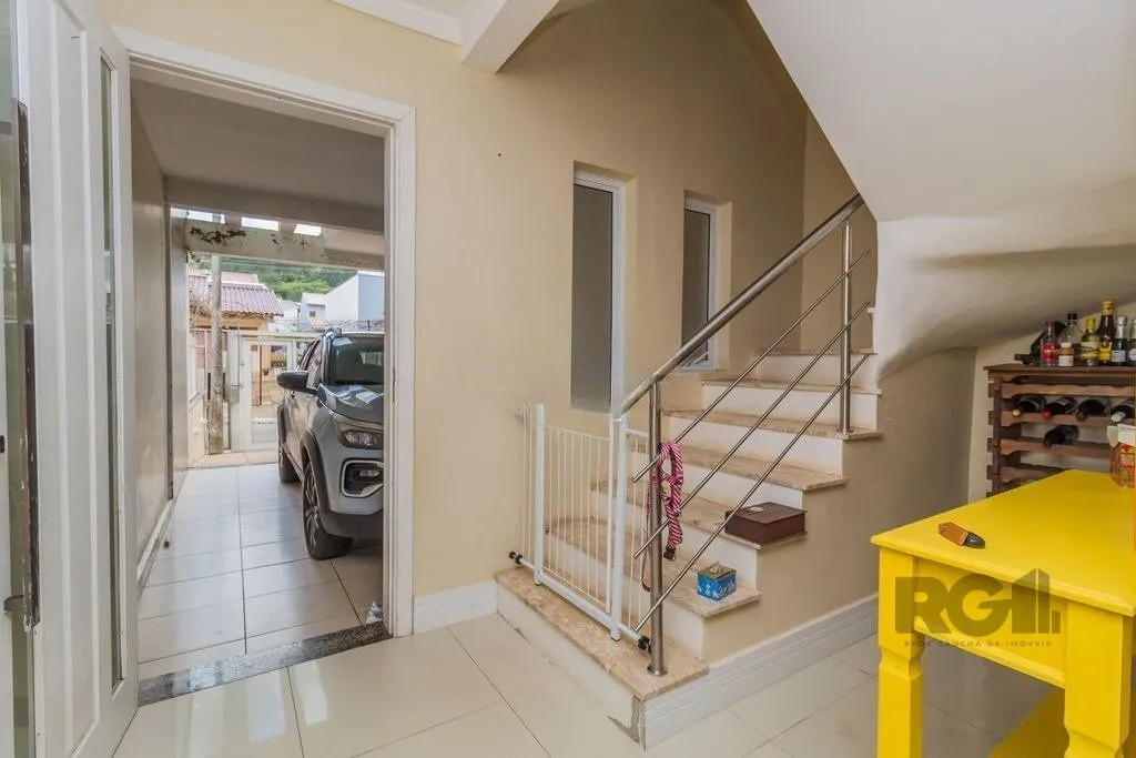 Imagem Casa de 3 dormitórios no bairro Guarujá
