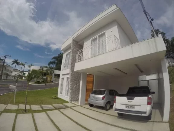 Imagem Requinte e sofisticação você encontra nessa casa , com 3 suítes uma com banheira hidromassagem, piscina, sala de cinema , localização privilegiada