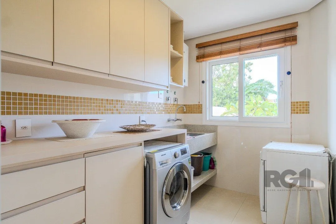 Imagem Casa semimobiliada e possui 3 suítes (sendo 1 delas master com closet e hidro)