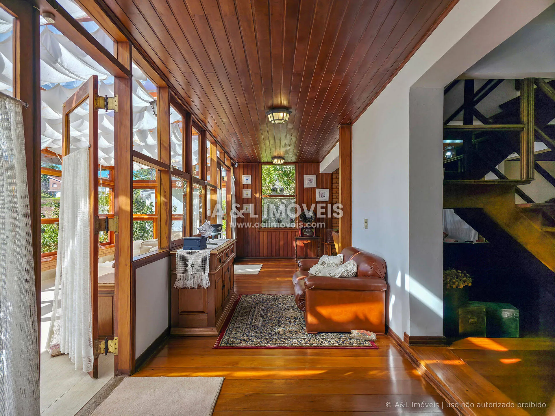 Imagem Casa à venda em Capivari, Campos do Jordão | 4 dormitórios e 2 suítes