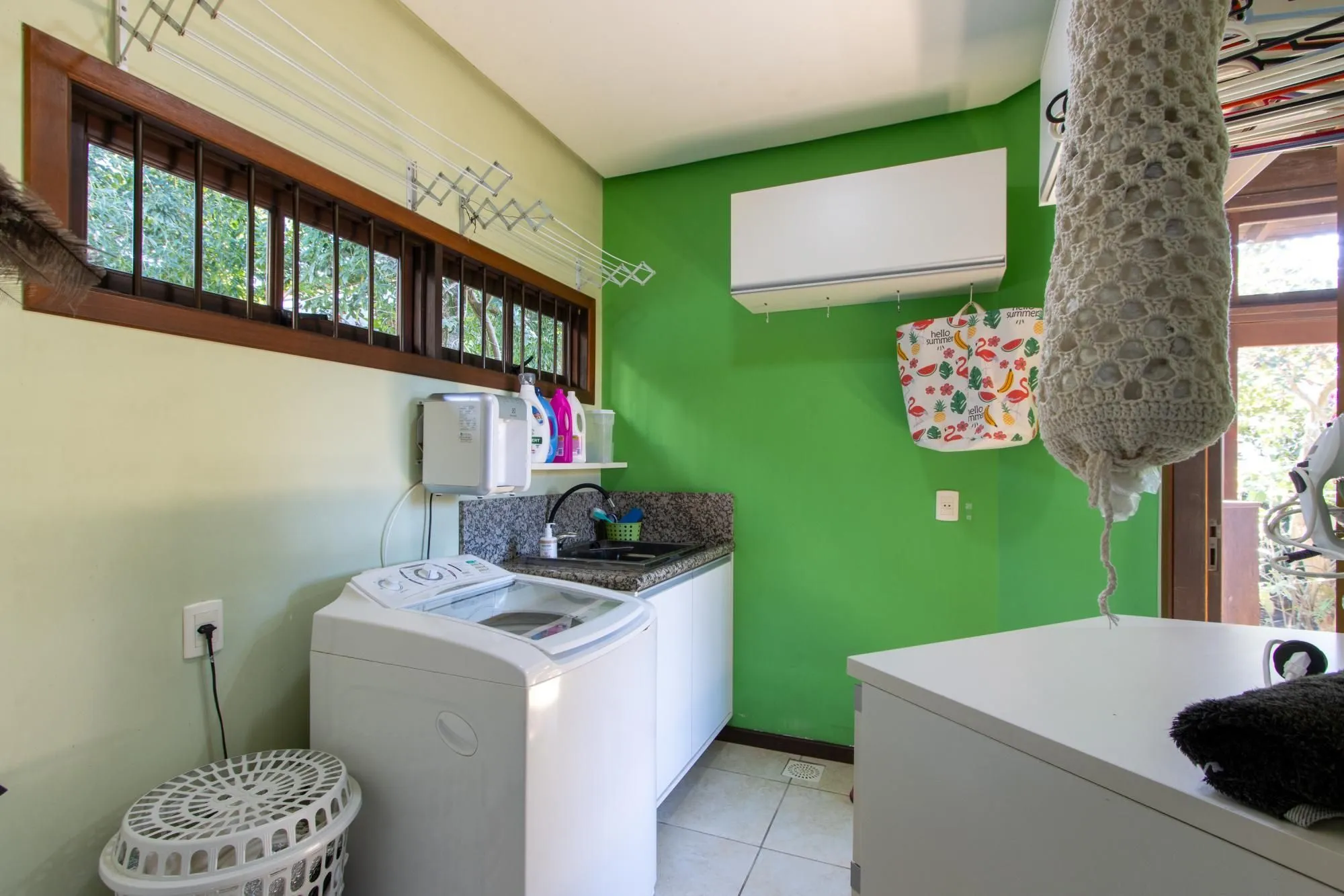 Imagem Casa com 3 quartos e 357m² à venda em Tristeza, Porto Alegre.