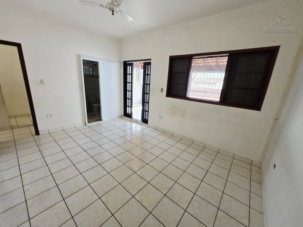 Imagem Sobrado Espaçoso na Ocian - Conforto, Localização Privilegiada e Excelente Preço
