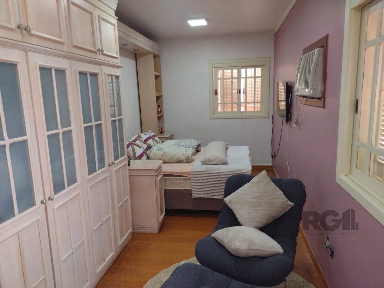 Imagem Casa semi mobiliada, 4 dormitórios, 5 vagas Bairro Vila Cachoeirinha