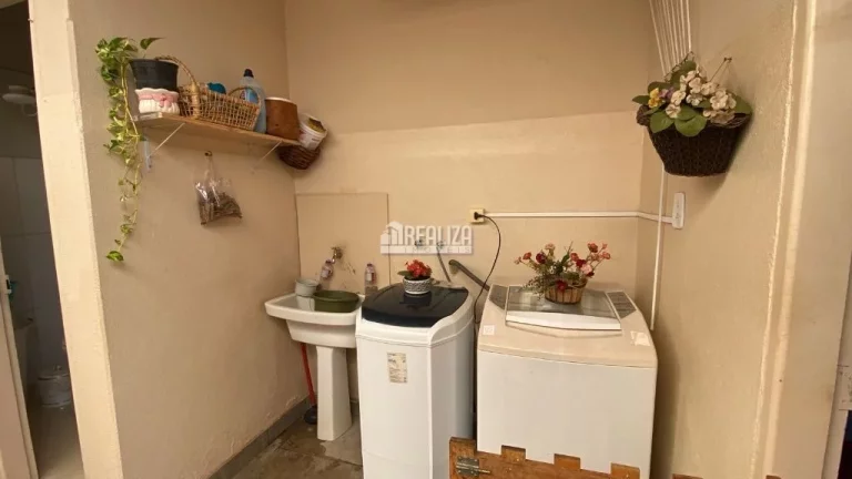 Imagem Casa à venda no bairro São Sebastião, em Uberaba - 4 dormitórios e 3 banheiros