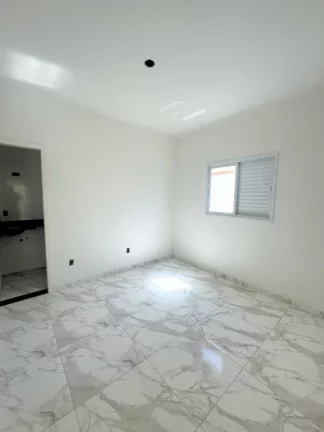 Imagem Casa térrea com 2 dormitórios sendo 1 suite. O imóvel está em condomínio fechado, proporcionando mais segurança e conforto aos moradores, você encontra á venda na Imobiliaria Consulte Imoveis.