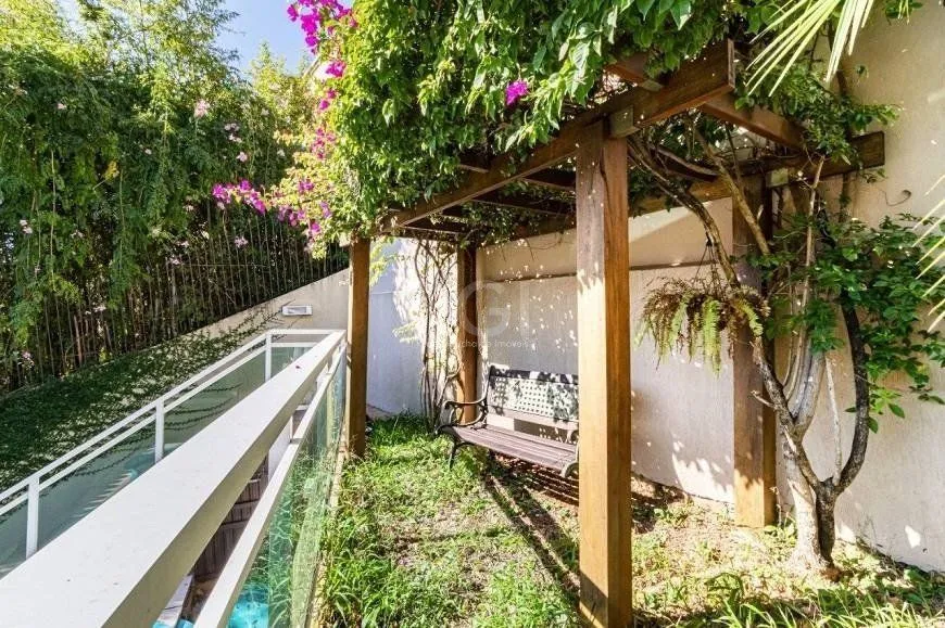 Imagem Excelente casa de 264m² com 4 dormitórios no bairro Menino Deus