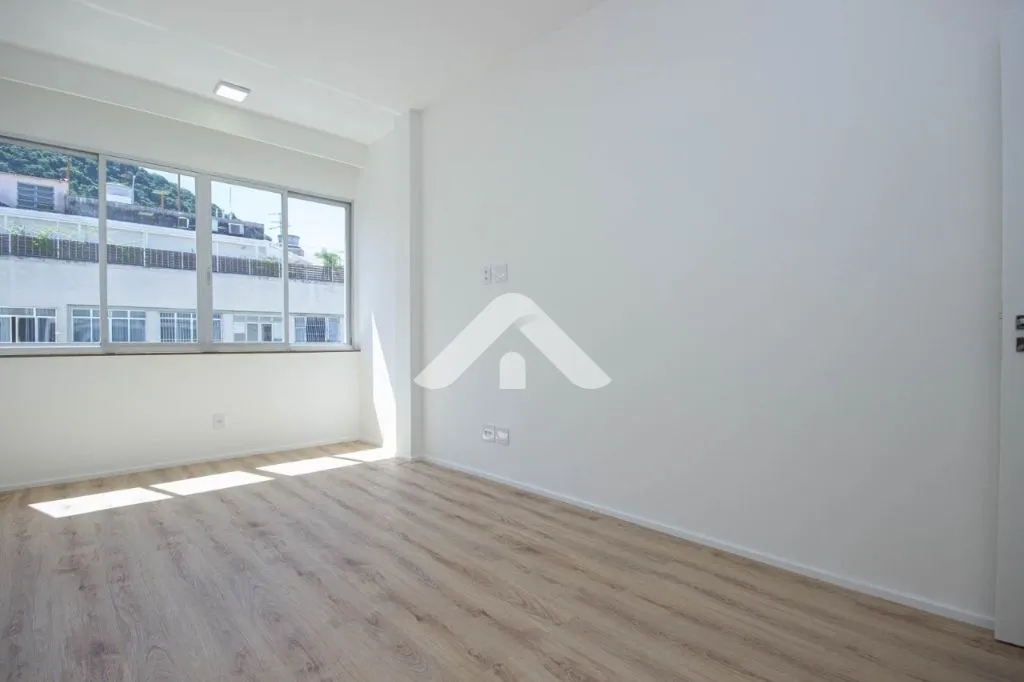 Imagem Apartamento de 106m² à Venda em Copacabana - Andar Alto, 3 Quadras da Praia
