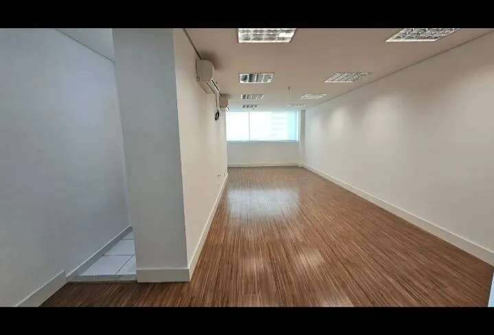 Imagem Conjunto de Salas Comerciais com Vista Panorâmica em Alphaville - 160m², 5 Banheiros e 3 Vagas Cobertas