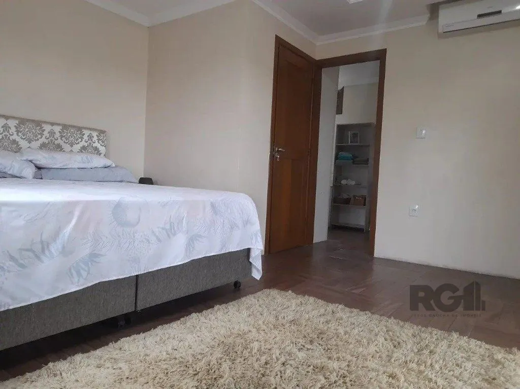 Imagem Casa com 3 dormitórios no bairro Lomba do Pinheiro