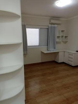 Imagem Linda casa térrea feita pelo atual proprietário. Com piscina. 300m2ac 600m2at. Documentação pronta para financiamento. Climatizada