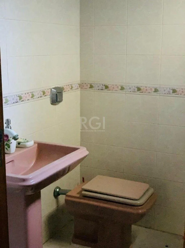 Imagem Encantadora residência com 03 dormitórios sendo 01 suíte e piscina.
