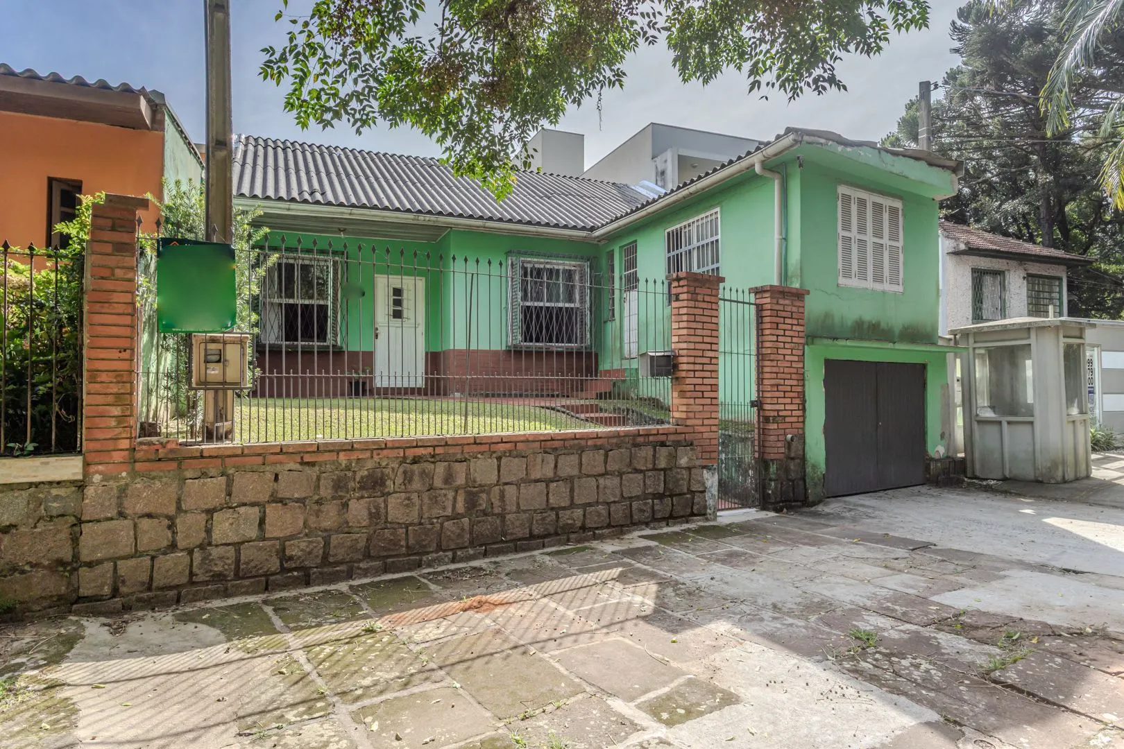 Imagem Casa no bairro Jardim Botânico de 3 dormitórios e garagem e terreno com 370m²