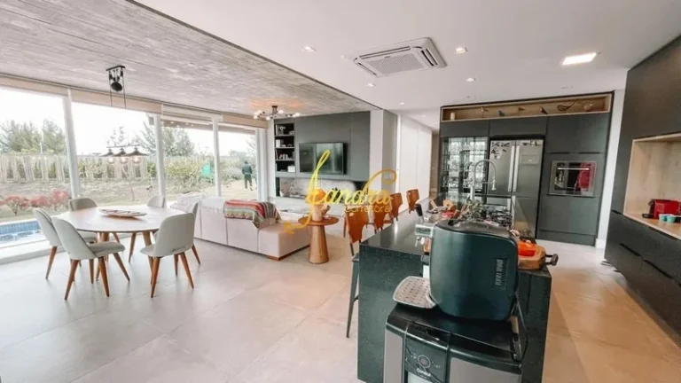 Imagem Casa térrea com 3 suítes e beira de lago com piscina