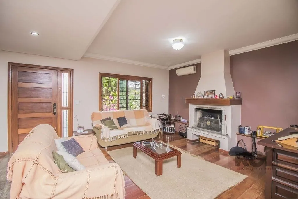 Imagem Casa de 329m² - 4 dormitórios, 1 suíte, 6 vagas no bairro Vila Jardim