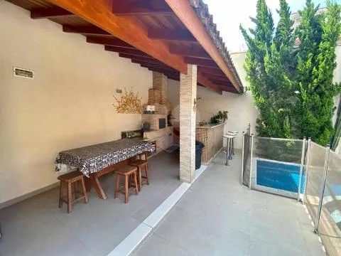 Imagem VENDA DE SOBRADO NO JARDIM VIRGINIA BIANCA, EM SÃO PAULO/SP, 293m² com 3 suítes, sala com lareira, churrasqueira, piscina e 06 vagas. CONSULTE-NOS.