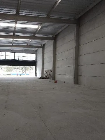 Imagem LOCAÇÃO DE GALPÃO COMERCIAL NO CENTRO DE ARUJÁ/SP, 700m² com mezanino, 5 banheiros sendo 1 acessível, 5 vagas e energia trifásica. CONSULTE-NOS.