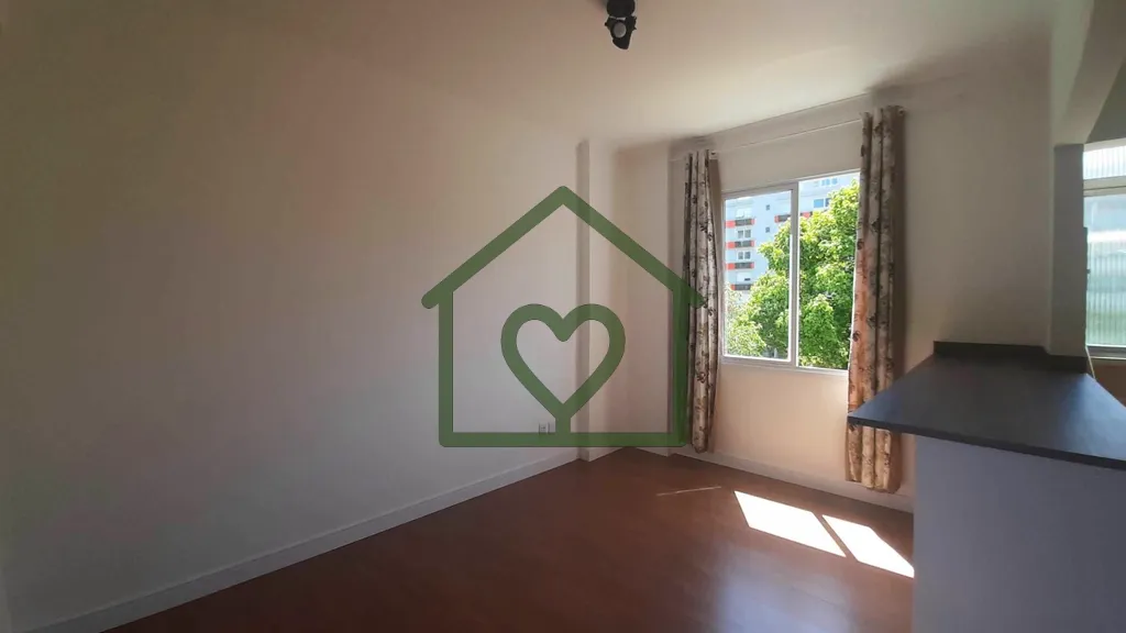 Imagem Apartamento de um dormitório à venda ou para alugar em Porto Alegre, com cozinha americana equipad...