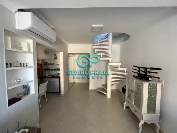 Imagem a 200m do mar com 3 dormitórios sendo 2 suítes, salas de estar com sacada e sala de jantar, cozinha com armários embutidos e despensa, área de serviço