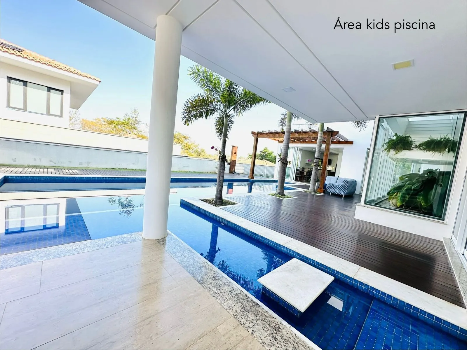 Imagem Mansão de Luxo no Condomínio Bosques do Junqueira - 5 Quartos, Piscina e Área Gourmet