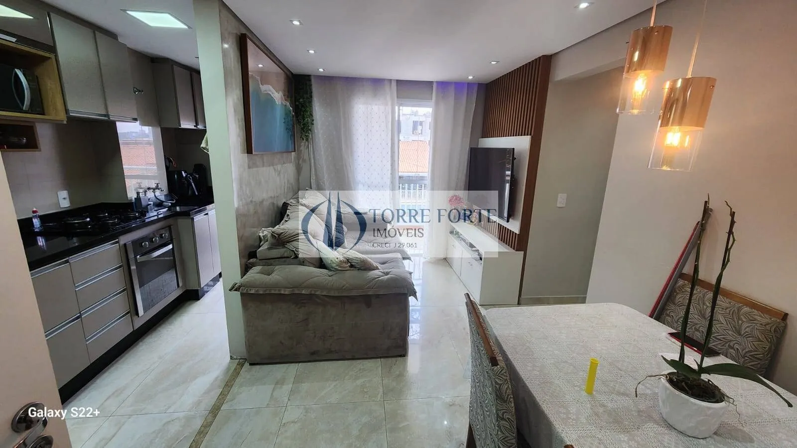 Foto do imóvel Apartamento de 2 dormitórios com sacada na Vila Carmosina em Rua da Lagoa Feia