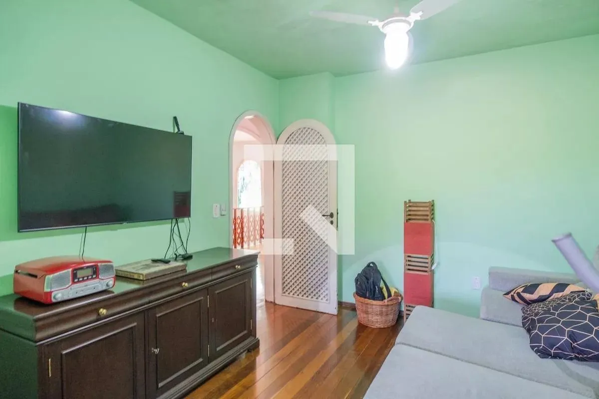Imagem Casa á venda com 3 dormitórios no bairro Ipanema em Porto Alegre
