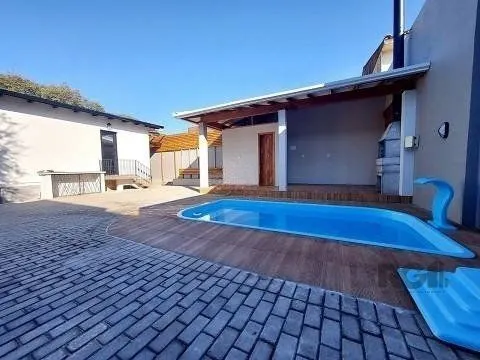 Imagem Excelente casa de 85m² com 2 dormitórios, piscina e 6 vagas.